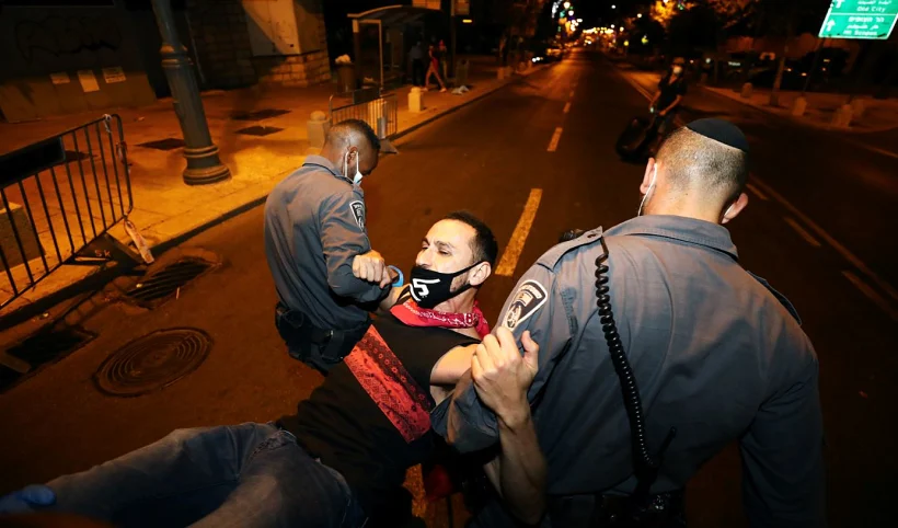 פינוי מפגין מול מעון ראש הממשלה בירושלים