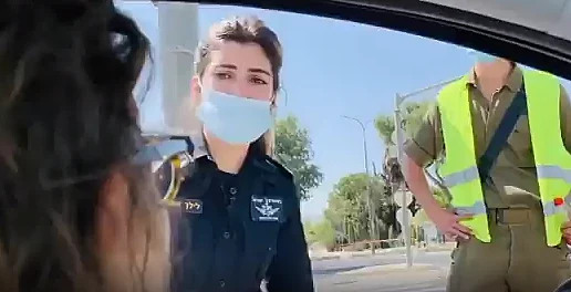 מפגינות מתעמתות עם חייל ושוטרת