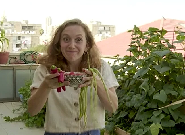 השחקנית גילי בית הלחמי עם הירקות שמגדלת במרפסת