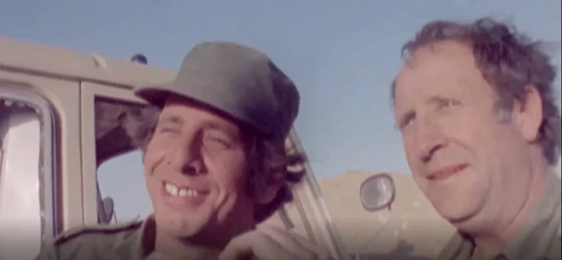 השחקן חיים טופול יחד עם אמרגנו פשנל, משקיפים על הגיזרה