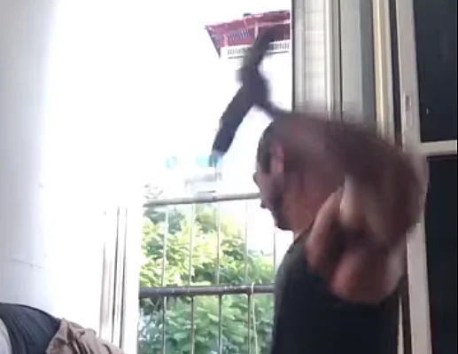 צעיר תועד מתעלל בכלב בבת ים