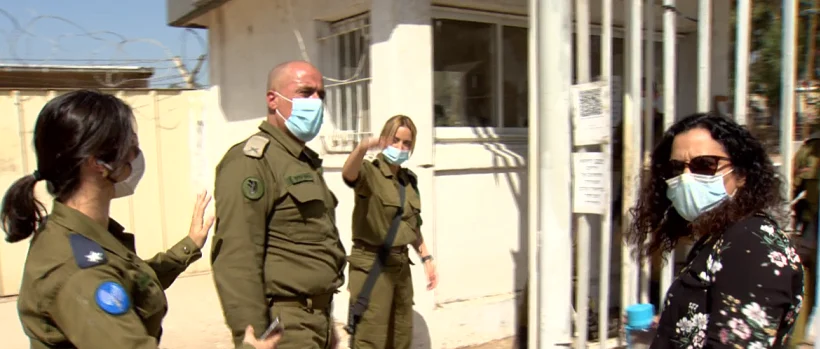 אחד ההורים בכניסה למחנה 80