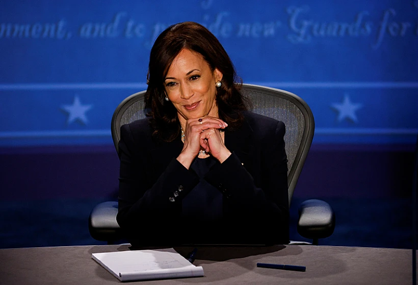 קמלה האריס, המועמדת לתפקיד סגן נשיא ארה''ב, בעימות עם מייק פנס
