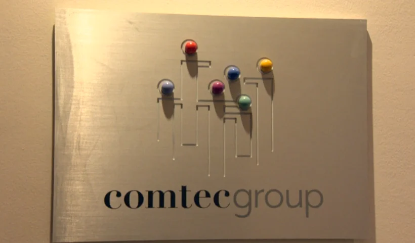 שלט בכניסה למשרדי קומטק