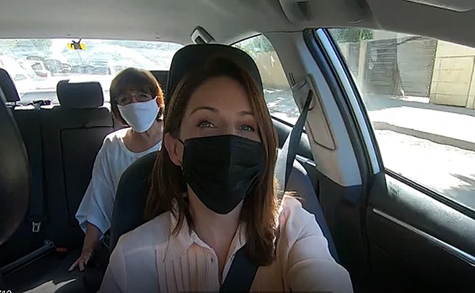 הילה קורח ורבקה מיכאלי במונית