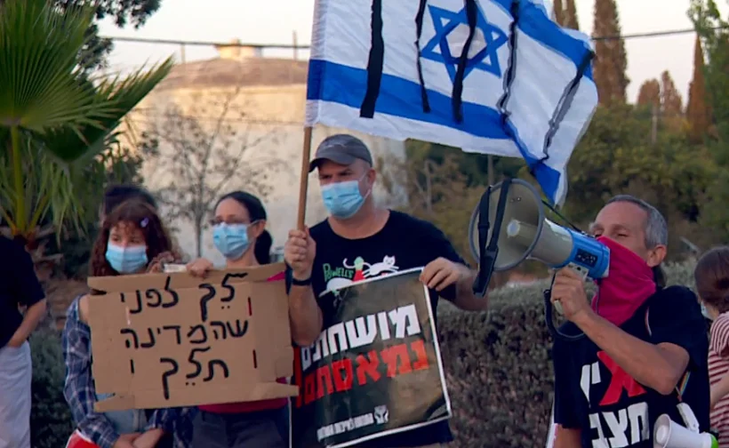 מפגינים נגד ראש הממשלה בנימין נתניהו בצמתים ובכיכרות