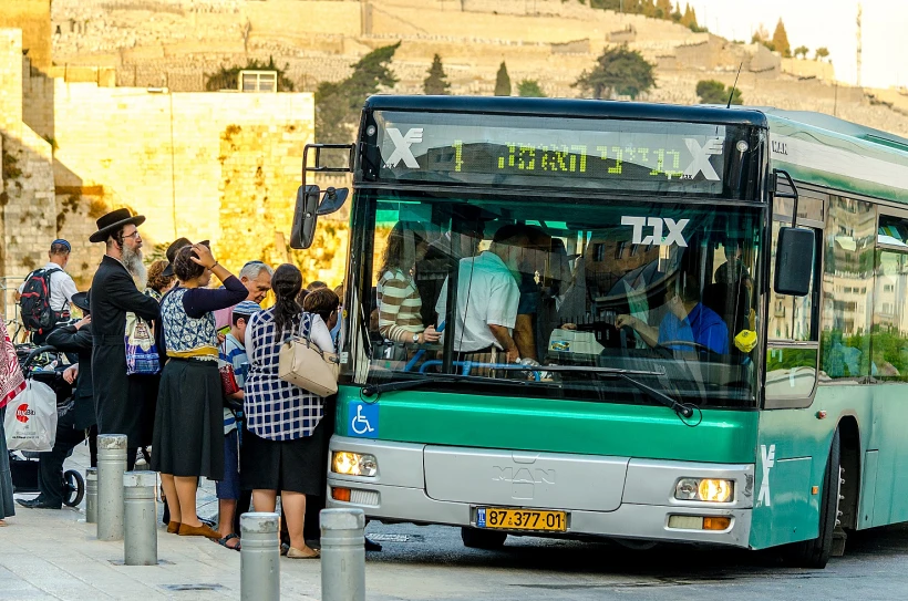 אוטובוס מעלה נוסעים בירושלים