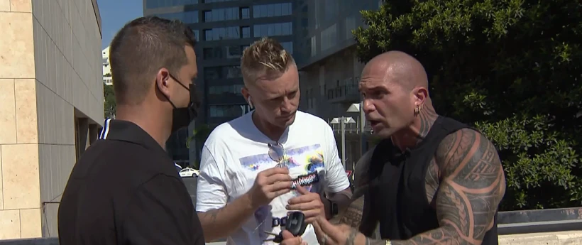 מישל טרוני ודניס צ'רקוב ברחבת בית המשפט