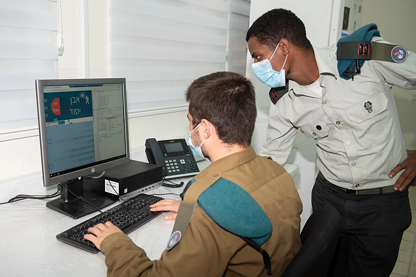 חיילים עורכים בדיקה אפידימיולוגית