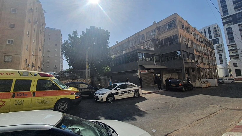 הדירה בנתניה שבה נמצא גבר כבן 60 ללא רוח חיים