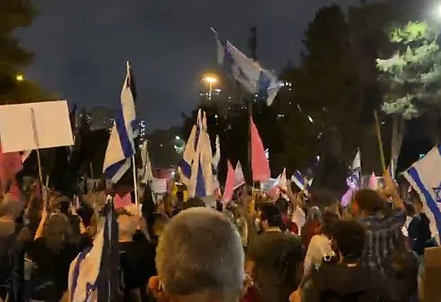 אלפים צועדים לעבר בלפור