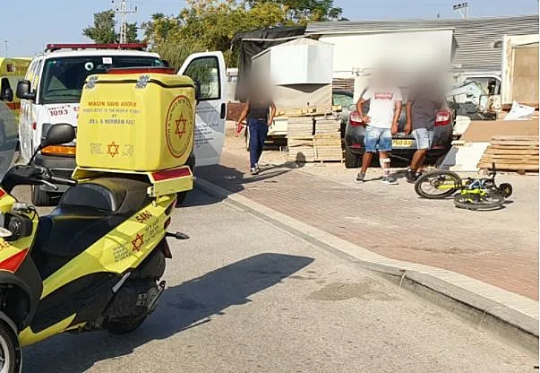 הזירה באשקלון שבה נהרג ילד מפגיעת רכב