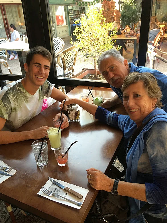 אסף עם סבתו וסבו הצ'ילאנים