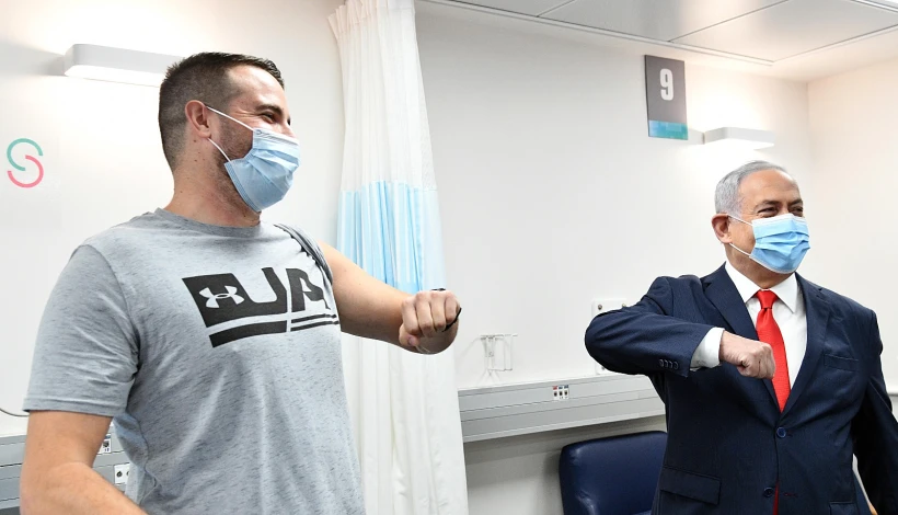 בנימין תניהו יחד עם הראל שגב, הנסיין הישראלי הראשון בחיסון לקורונה