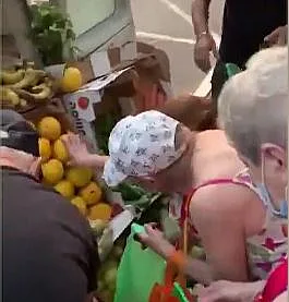 חלוקת פירות וירקות למי שידם אינה משגת