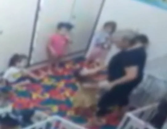 תיעוד מצלמות האבטחה מתוך הגן ברמת גן, שבו חשודה גננת בהתעללות