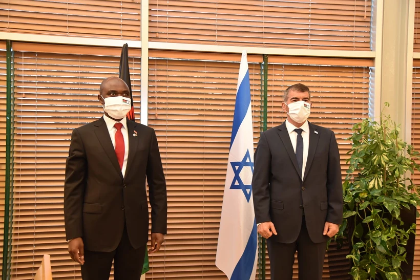 שר החוץ גבי אשכנזי ושר החוץ של מלאווי, אייסנאוור מקקה