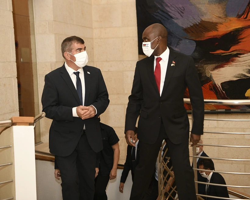 שר החוץ גבי אשכנזי ושר החוץ של מלאווי, אייסנאוור מקקה