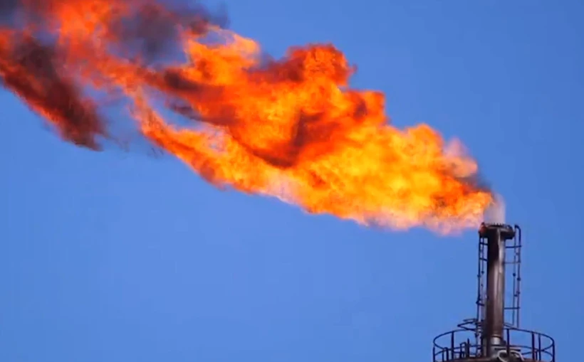 אש יוצאת מארובה באסדת גז