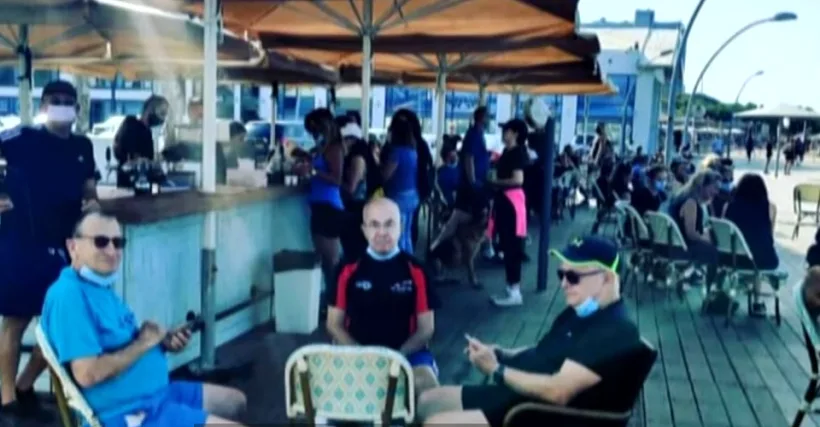 ראש עיריית תל אביב רון חולדאי יושב במסעדה בנמל עם חבריו