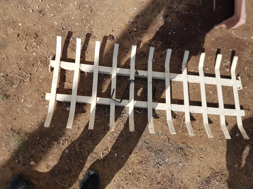 הסורגים שהתפרקו מהמבנה במצפה רמון