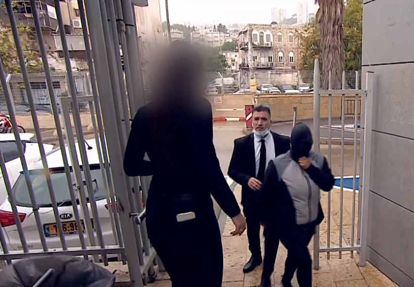 אם הפעוטה והסייעת החשודה נפגשות בתחנת המשטרה