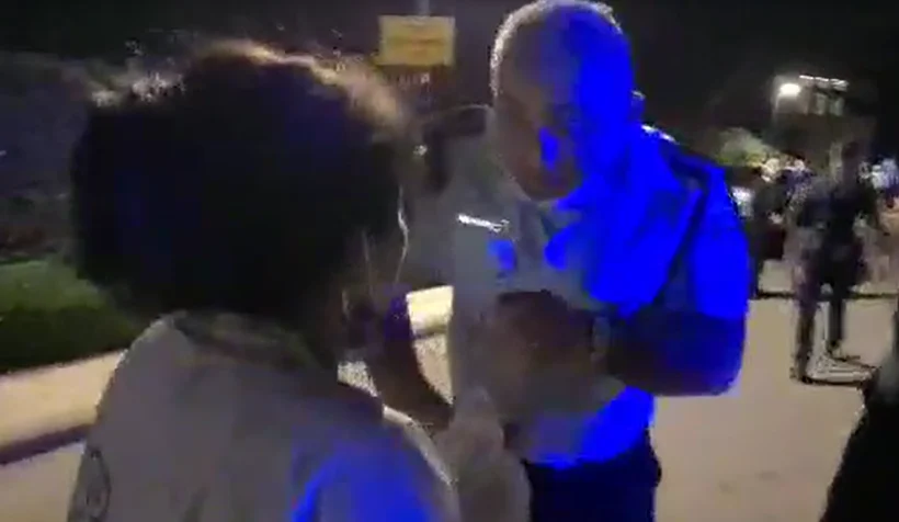 תומכי נתניהו מפגינים מול בית משפחה שכולה בקיסריה