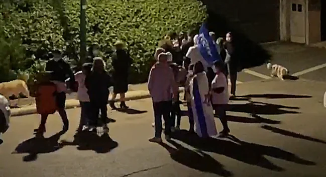 תומכי נתניהו מפגינים מול בית משפחה שכולה בקיסריה