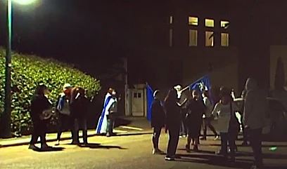 תומכי נתניהו מפגינים מול בית משפחה שכולה בקיסריה