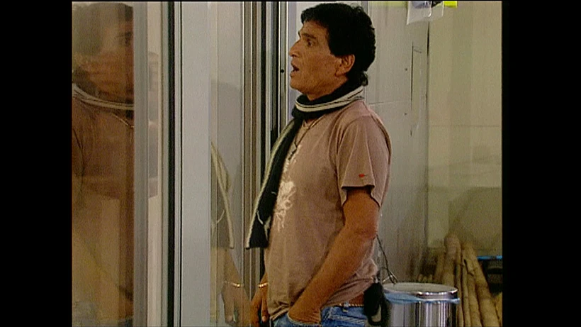 יוסי בובליל נתקע בזכוכית