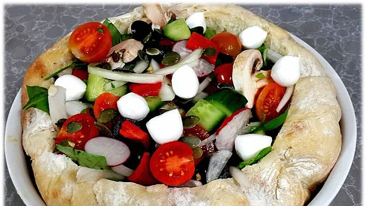 סלט בקערת לחם