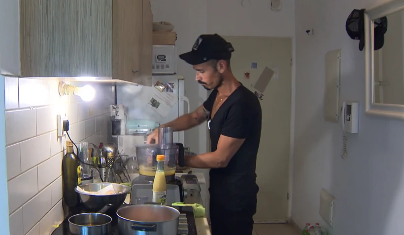 השף תום לוי מבשל במטבח של בית פרטי