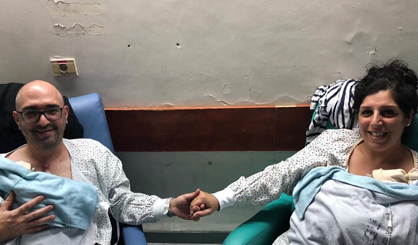 נעמה וינר יחד עם בעלה והתאומות לאחר הלידה