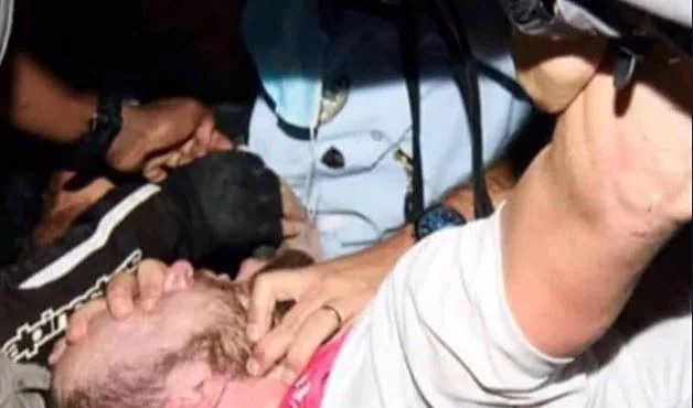 סגן ניצב ניסו גואטה מכה מפגין במהלך המחאה נגד ראש הממשלה