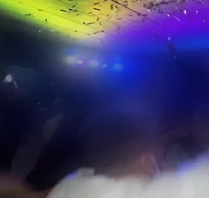 מסיבה בחלון