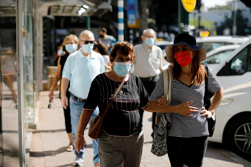 אנשים ברחוב בזמן הקורונה