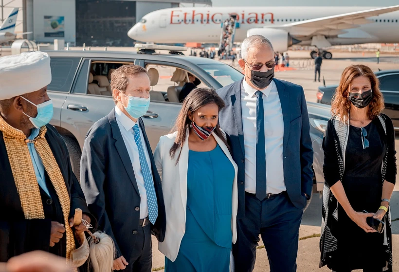 שר הביטחון בני גנץ ושרת העלייה והקליטה פנינה תמנו שטה בטקס קבלת עולי אתיופיה