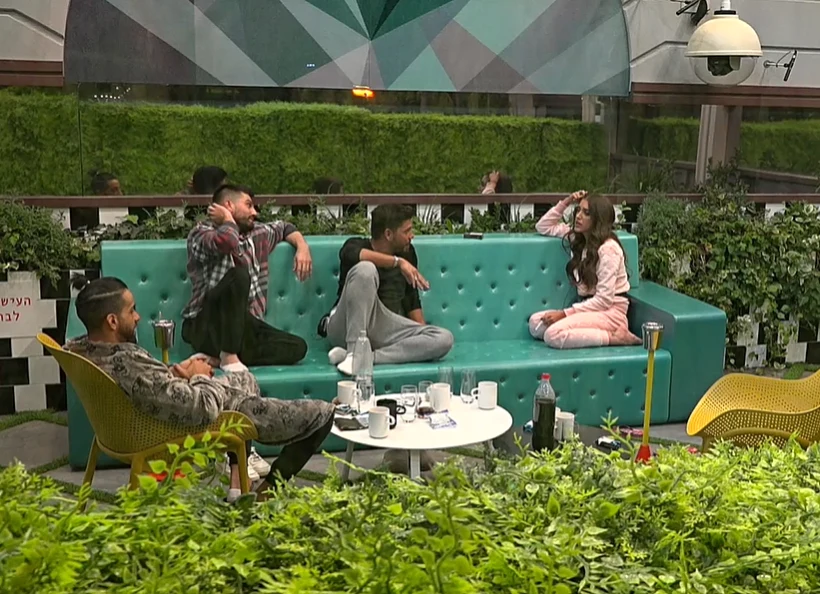 הדיירים בשיחות אל תוך הלילה