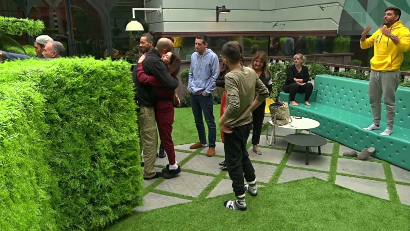 הדיירים מקבלים את ליאור בבית