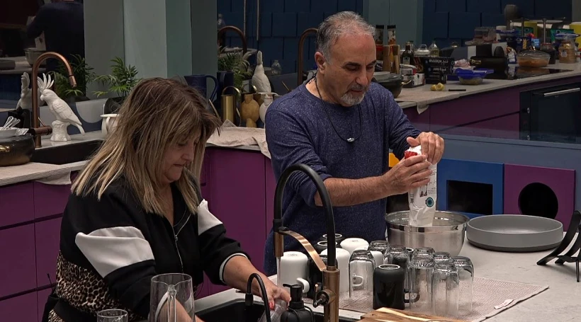 שולה ובגדדי מבשלים על הבוקר