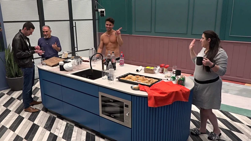 הדיירים מתעוררים בבוקר