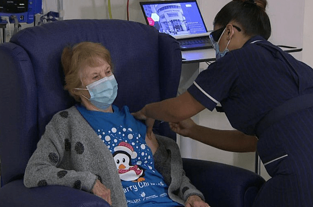 מרגרט קינן, הראשונה לקבל את החיסון של ''פייזר'' בבריטניה