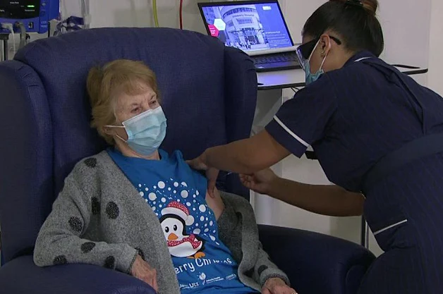 מרגרט קינן, הראשונה לקבל את החיסון של ''פייזר'' בבריטניה