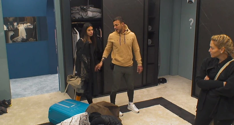 מור וקארין נכנסות לבית