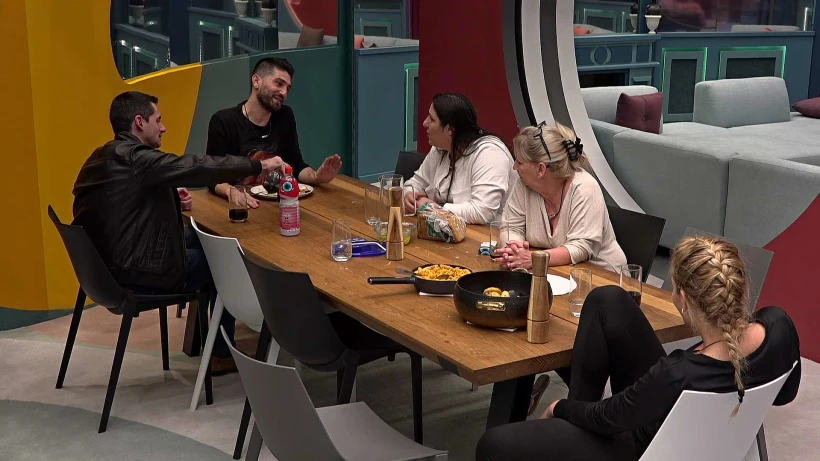 הדיירים בארוחת צהריים