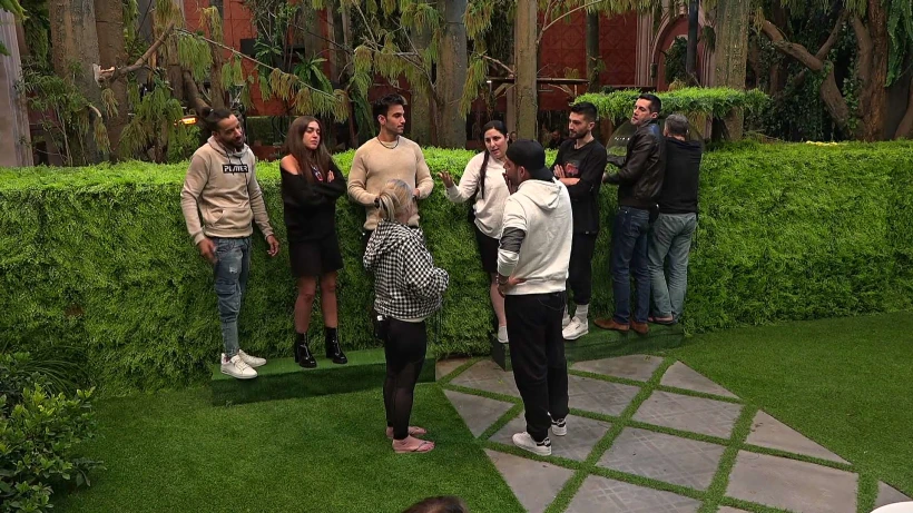 הדיירים מתייעצים ביניהם