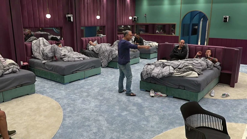 הדיירים מתעוררים