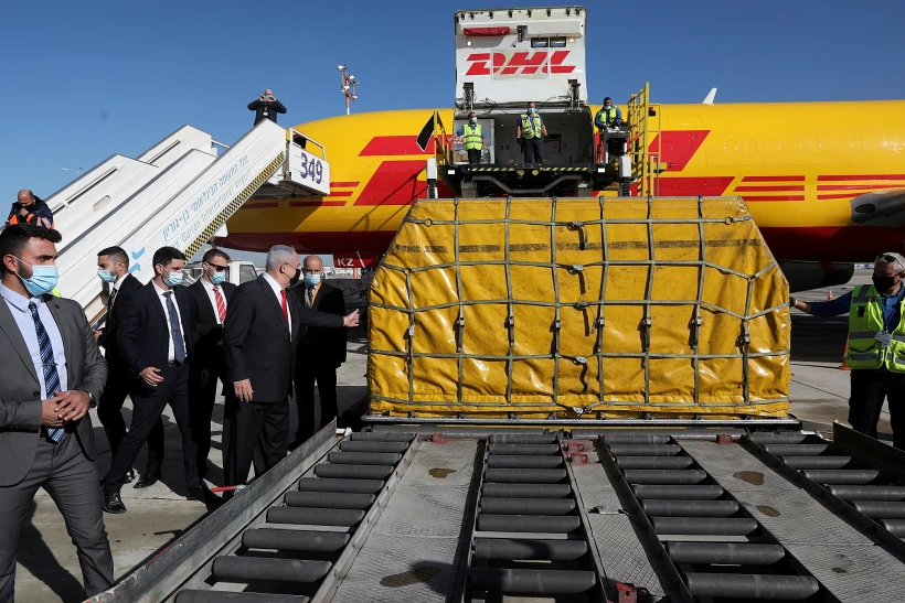 משלוח חיסוני הקורונה הראשון מורד מהמטוס