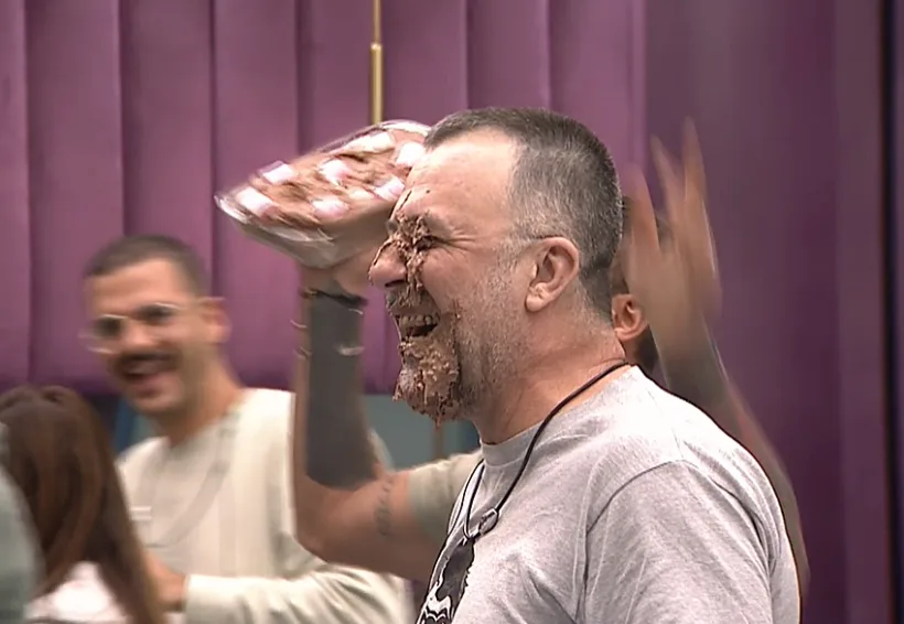 הדיירים חוגגים לרמי יום הולדת - עם עוגה לפנים