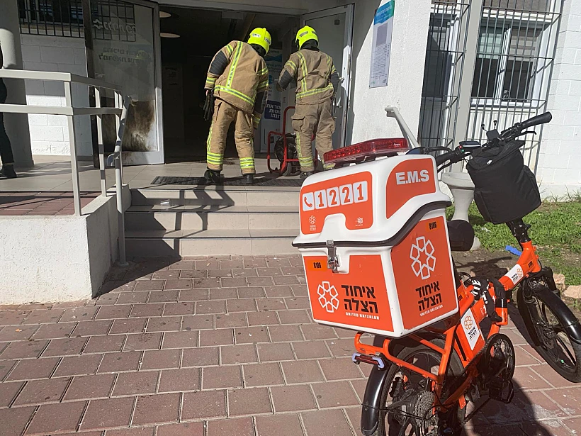 צוותי כיבוד בזירת השריפה ברמלה